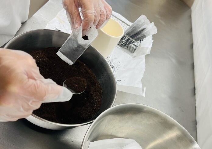 水出しコーヒーパックの作業です