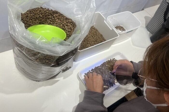 ひと粒ずつ本当に丁寧に作業してくださっています