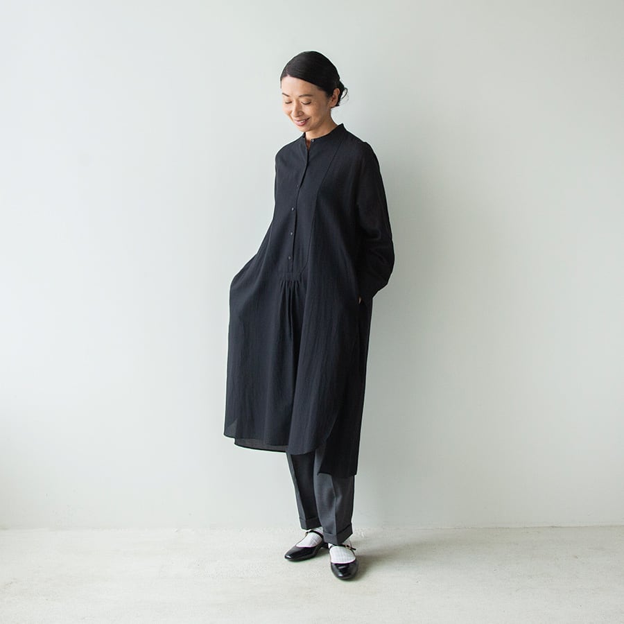 パンツやスカートと合わせるだけで、印象的なコーディネートが完成