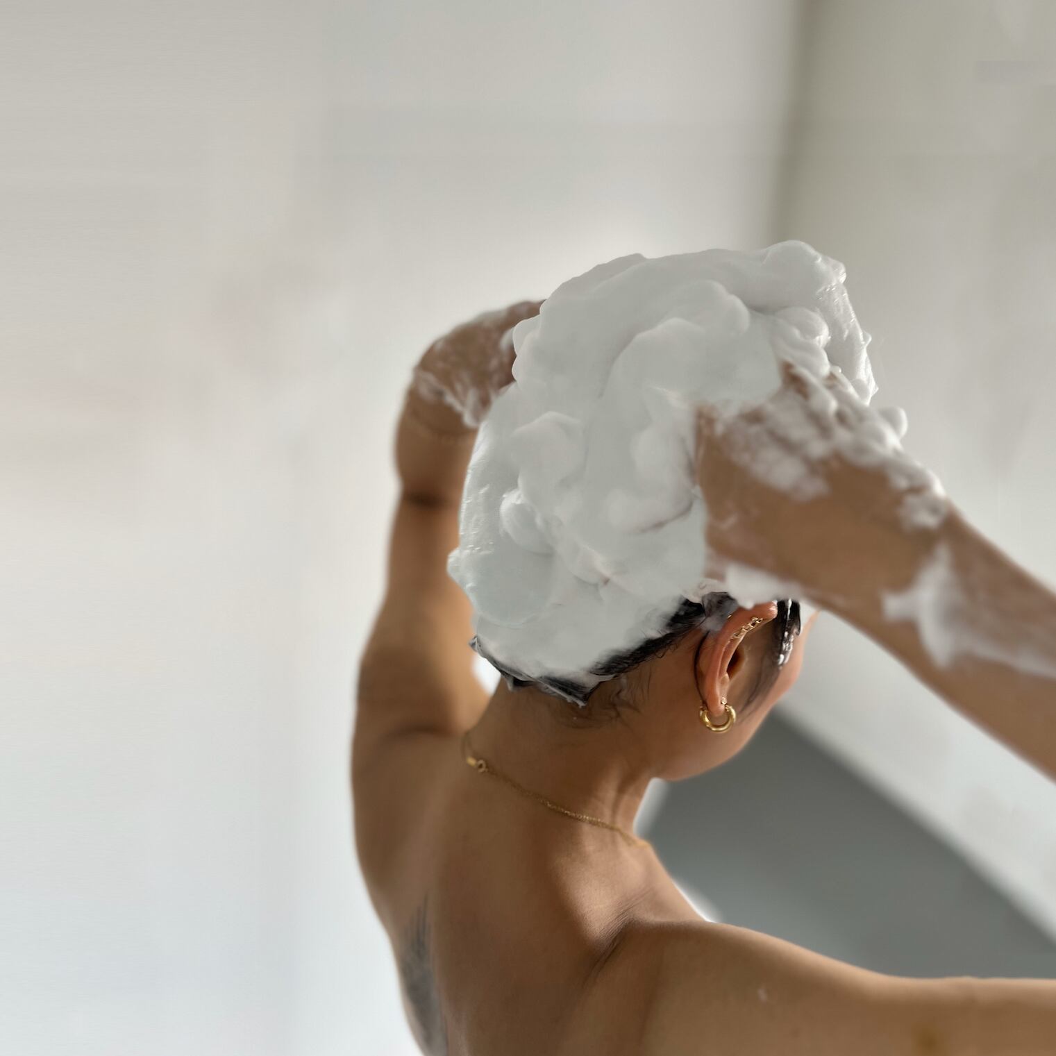 跳ね返すほどのオイル蜜泡に変化。頭皮を密閉パック！