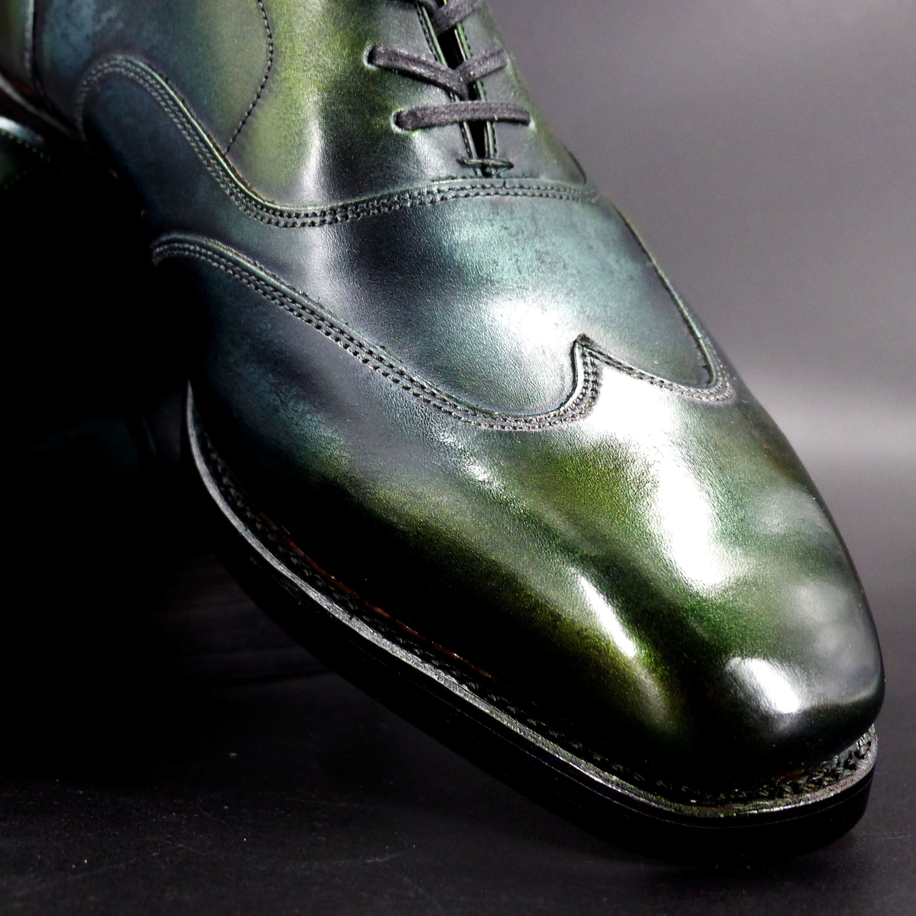 トゥの部分は透明感のあるハンドポリッシュ