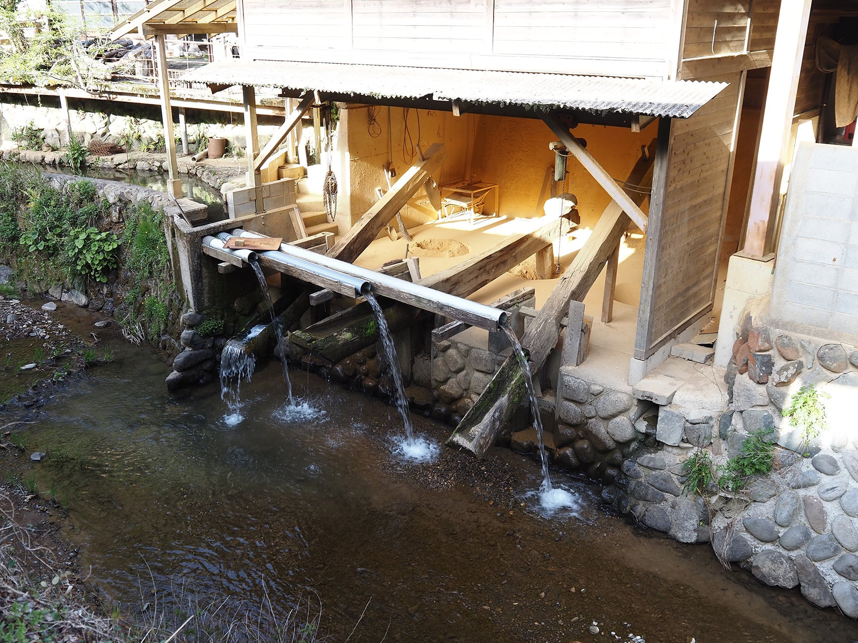 小鹿田焼 黒木昌伸窯 7寸縁角切立皿（白／飛び鉋に櫛） | マルクトスコレー