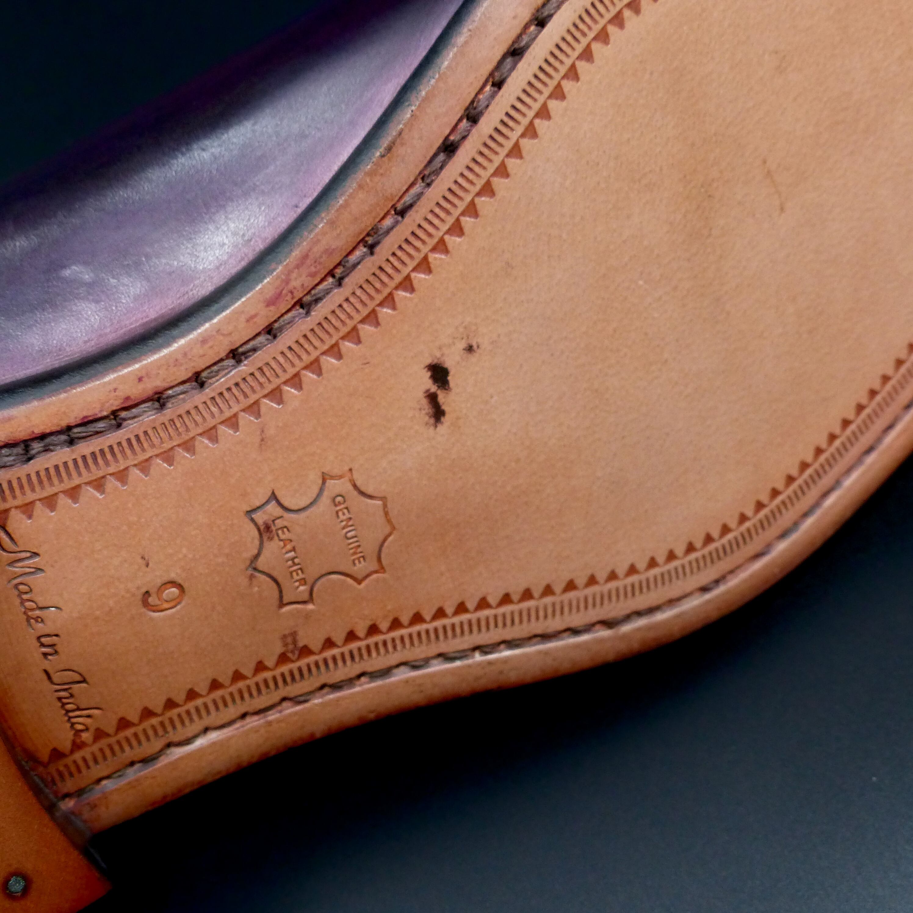 左足アウトソールに染料痕があります