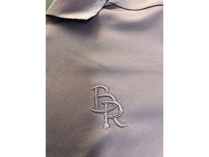 胸には「BR」の刺繍！素材は、薄くてさらっとしたシャツです！
