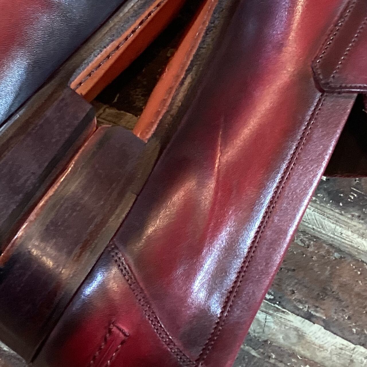 右足内側に薄いしわがあります