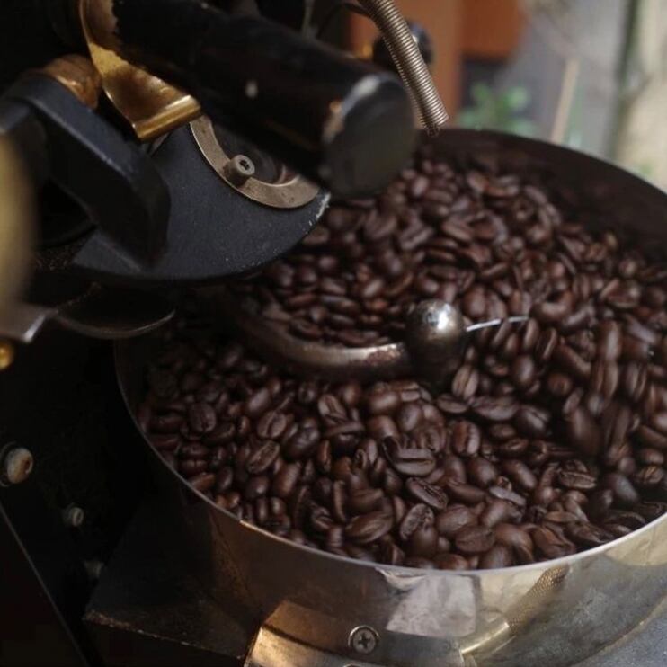 焙煎機で焙煎を始めると、芳ばしく甘い焙煎の香りで空間が満たされます。