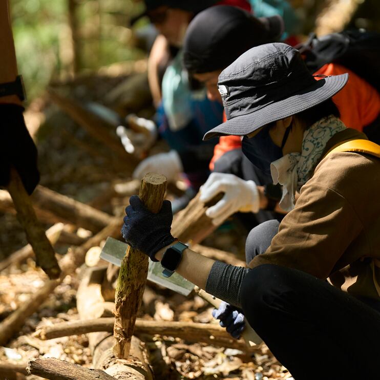道具を使い、手作業で整備していきます。