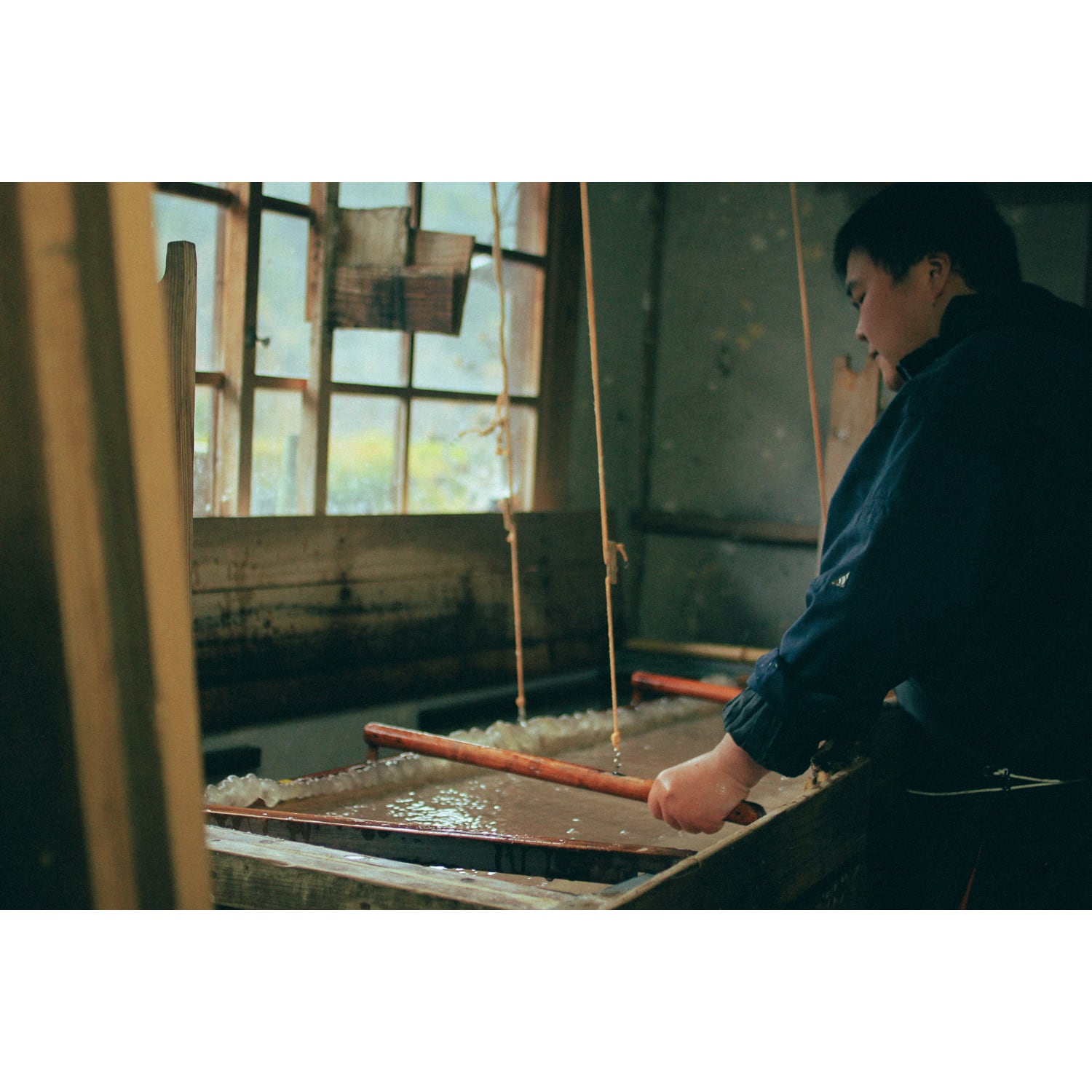 紙を漉く職人の大西満王さん