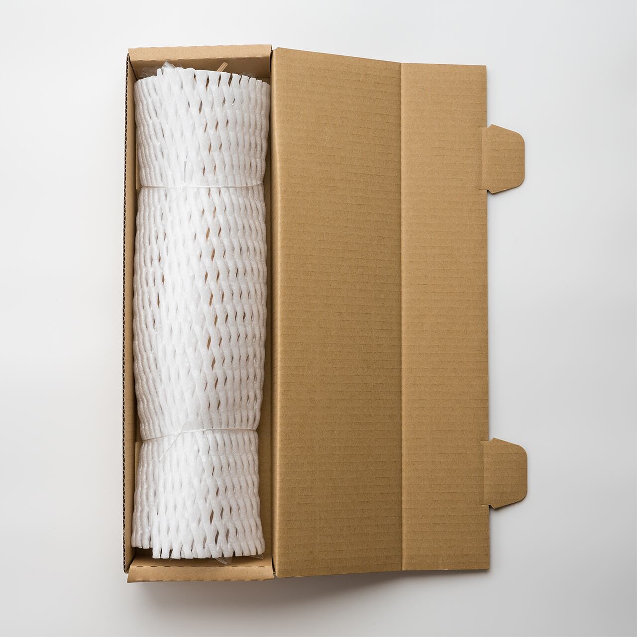 １本１本、丁寧に緩衝材でくるんで箱詰めします。