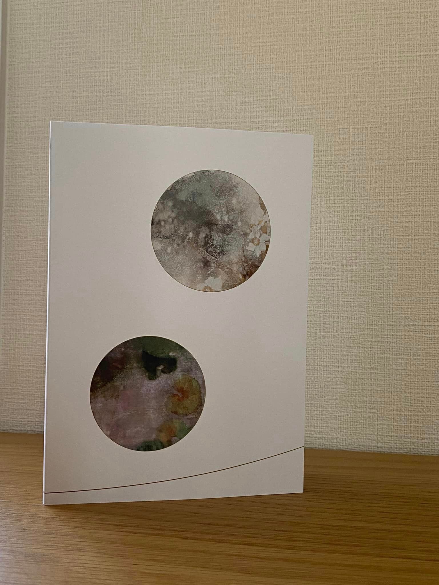 カバーを外した本体表紙にもデザインが