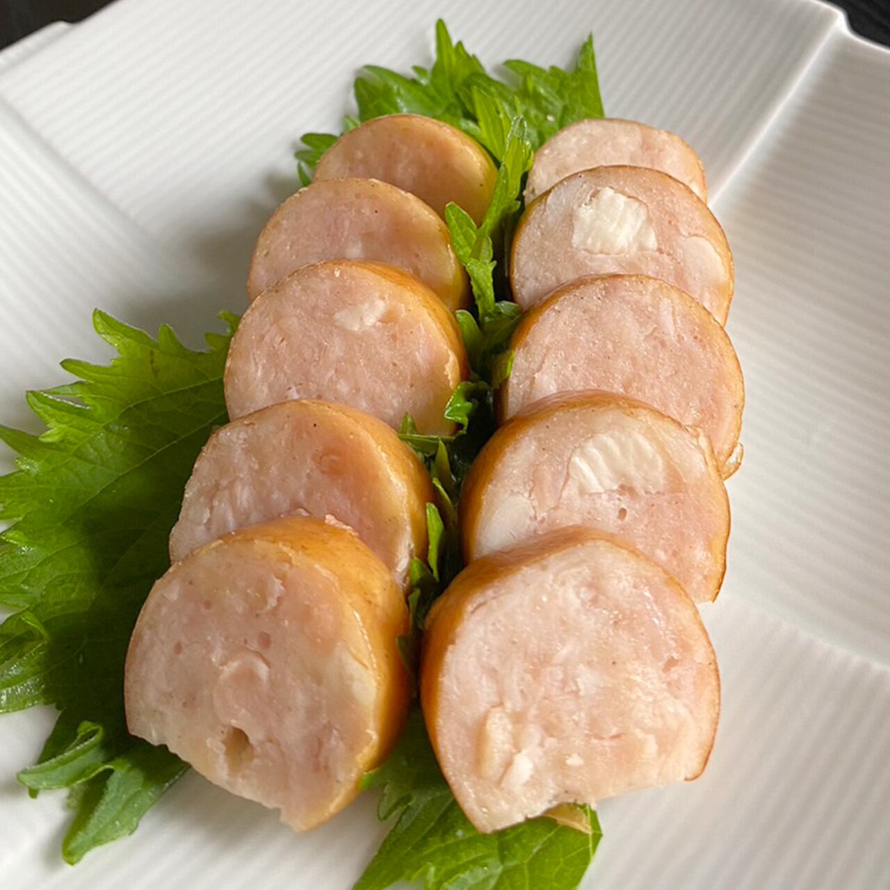 ボイルしたフランクを、輪切りにしてわさび醤油に付けて食べると、驚きの美味しさ。