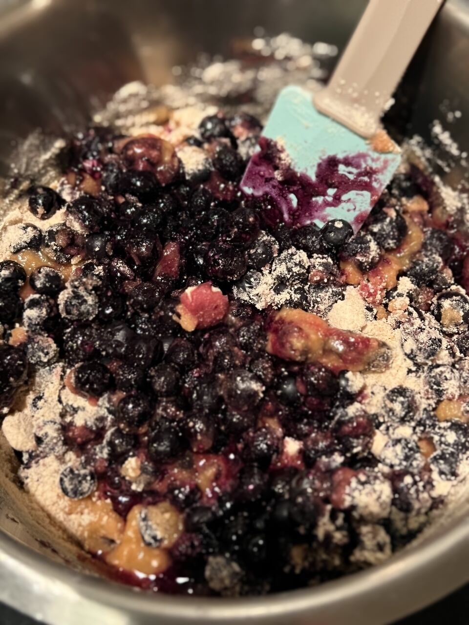 アク取り後、砂糖とレモンでジャムに