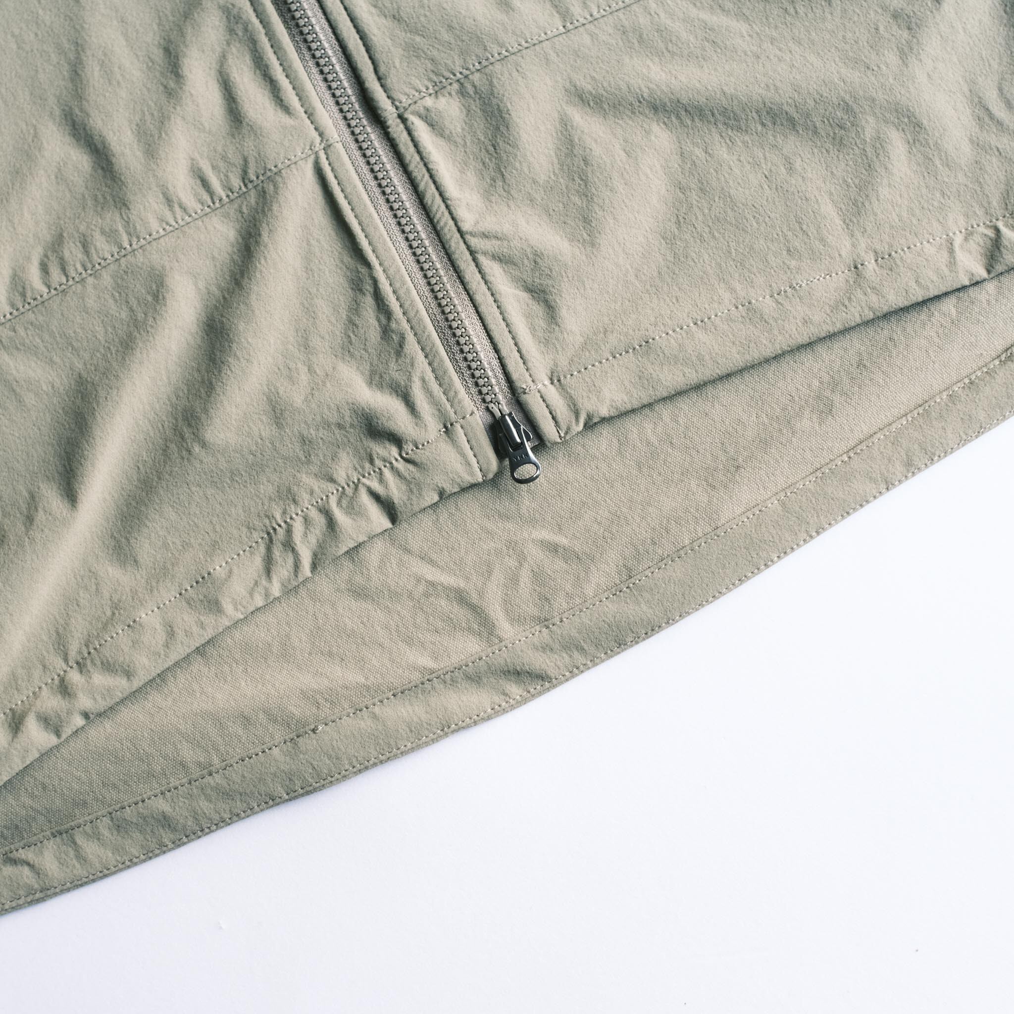 フロントジッパーはダブルジッパーで換気やハーネスの使用にも使いやすい