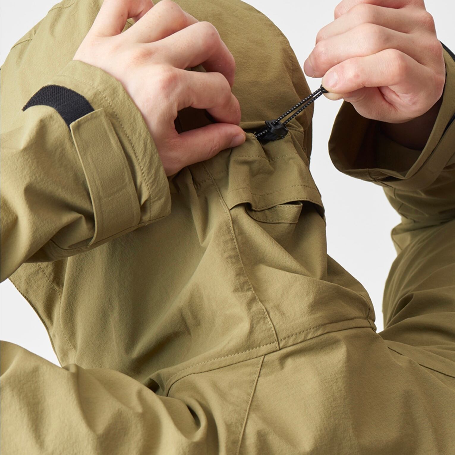 袖のカフや各種ドローコードでワンアクションでフィッティング可能