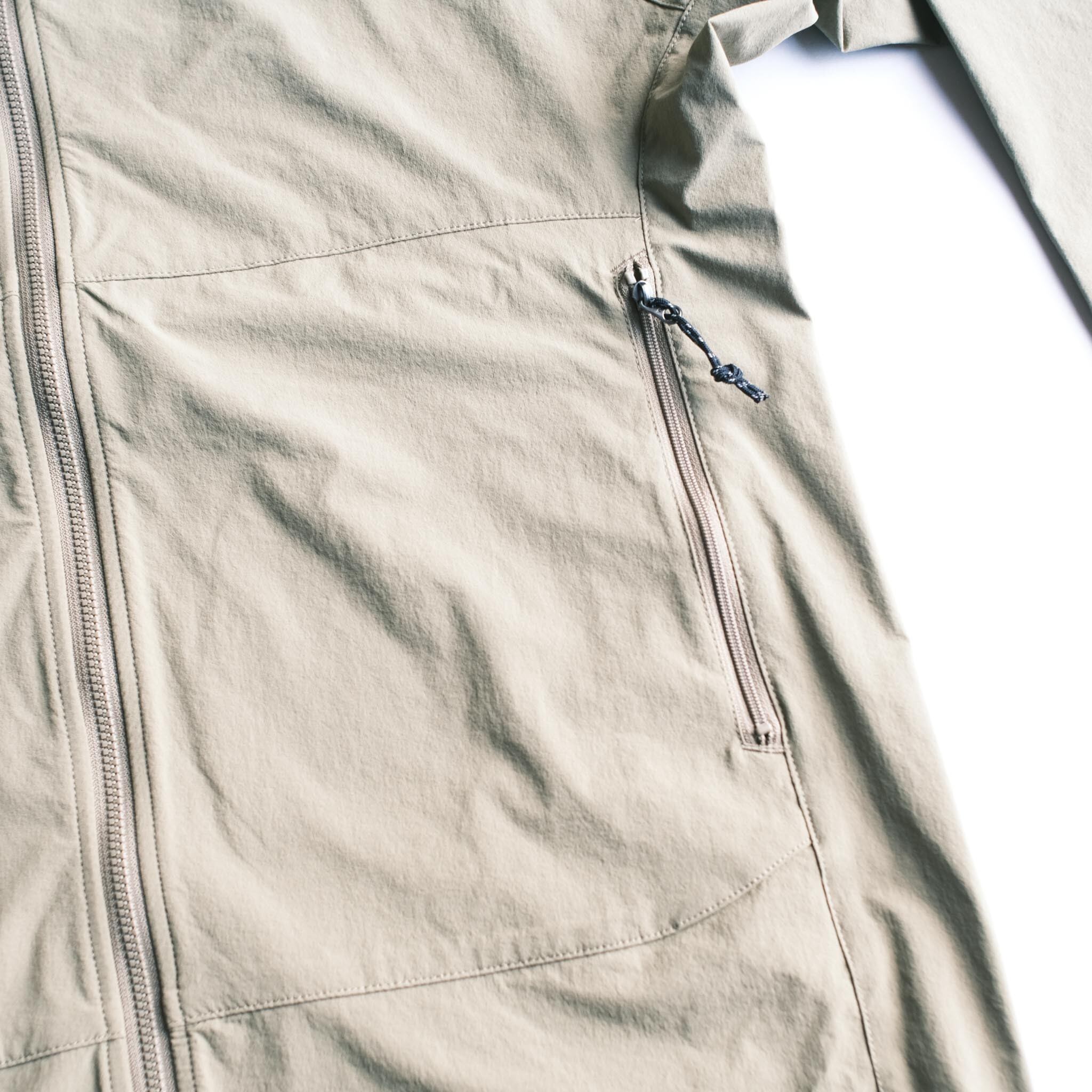 ウエストハーネスに干渉しない位置のポケット