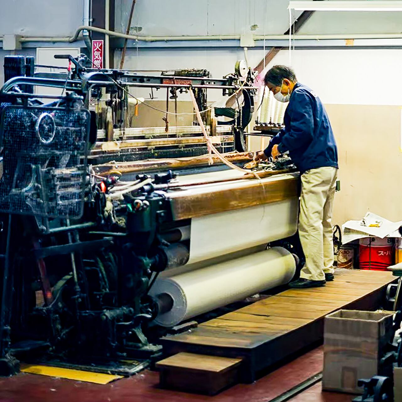 素材についても熟知した経験豊富な職人が製織を担っています