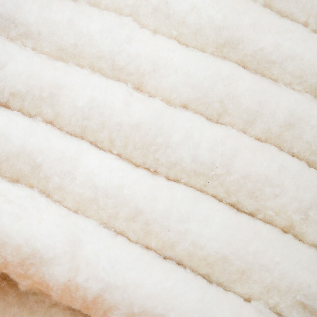 筒状にしたワタ。この状態にする機械が現存する唯一の工場