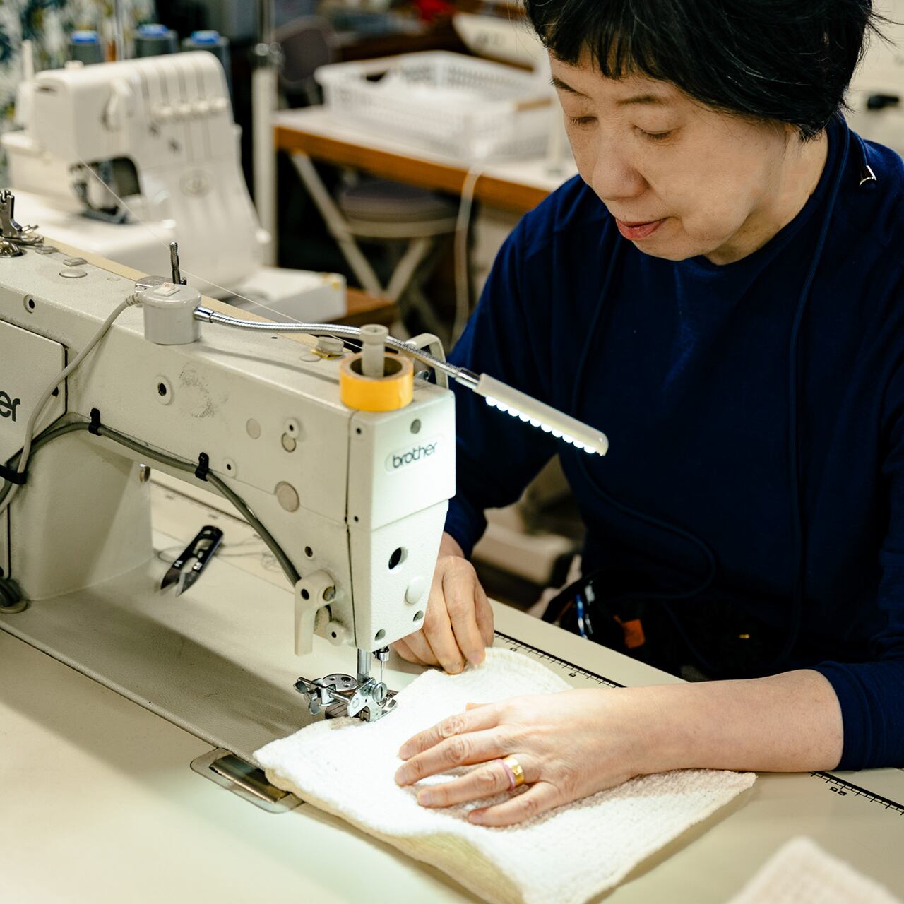 縫製職人が1枚1枚丁寧に縫製して仕上げています