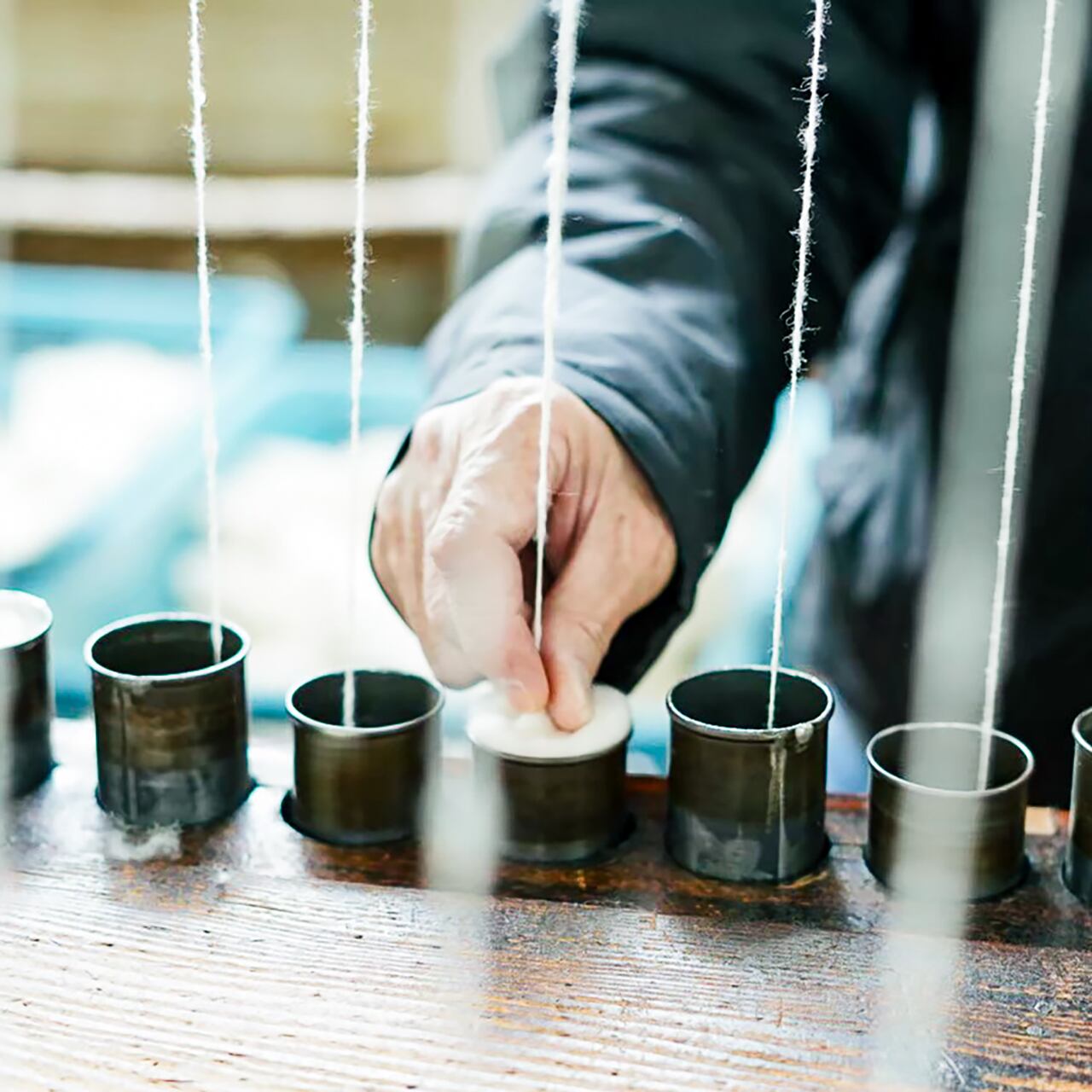 機械とはいえ、人の手と目が不可欠な旧式の紡績機