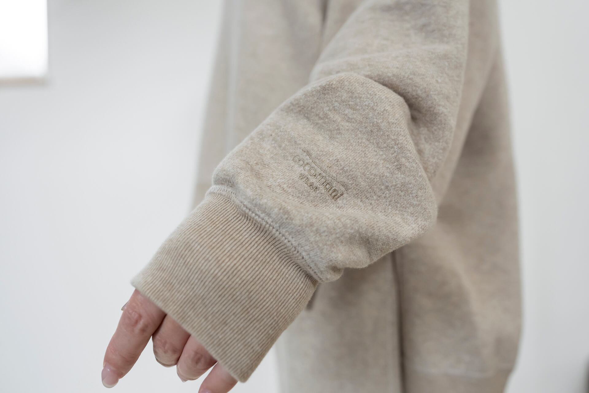 ロゴは同系色で控えめ