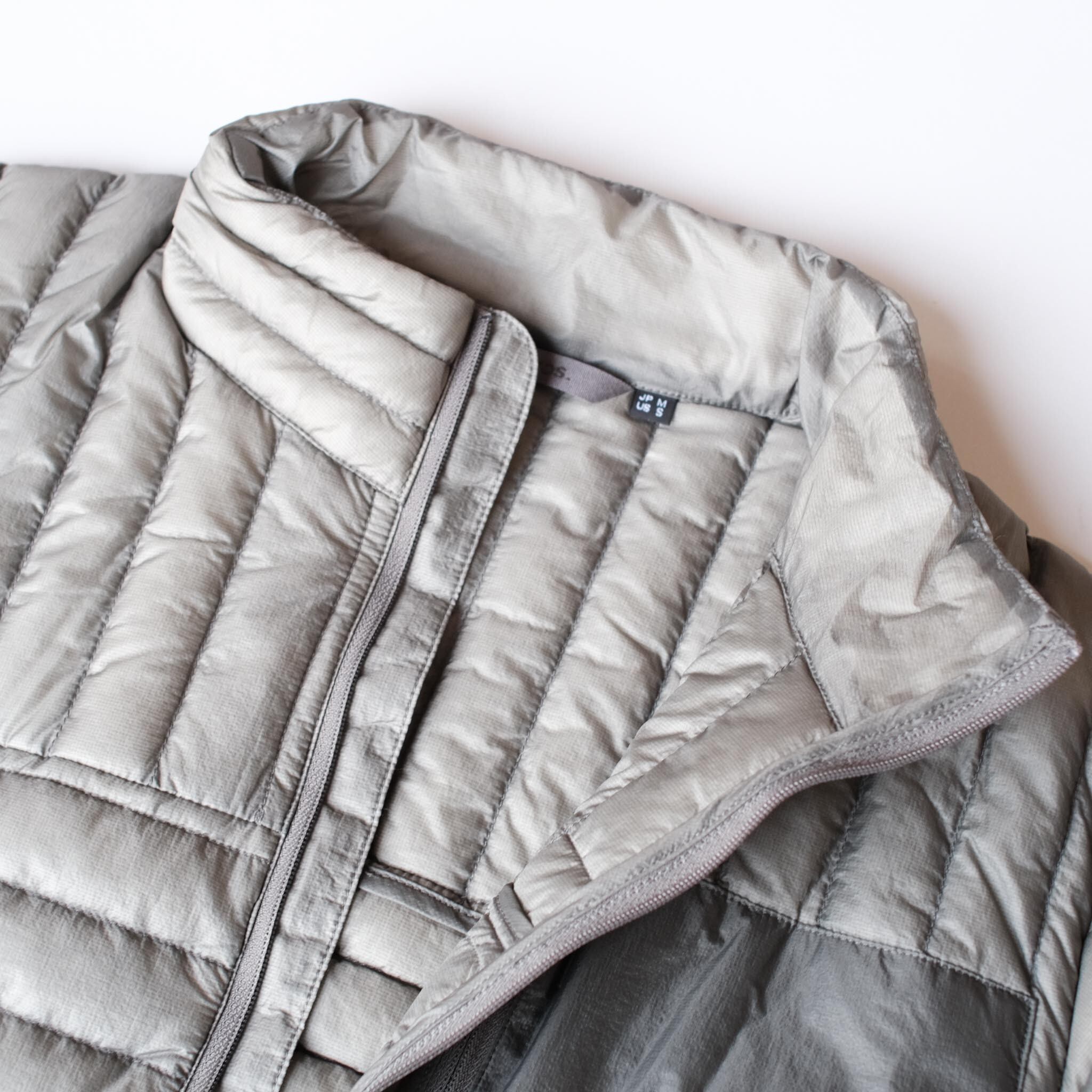 ジッパーフラップは暖気を逃さず、首周りは緩やかで着心地が良い