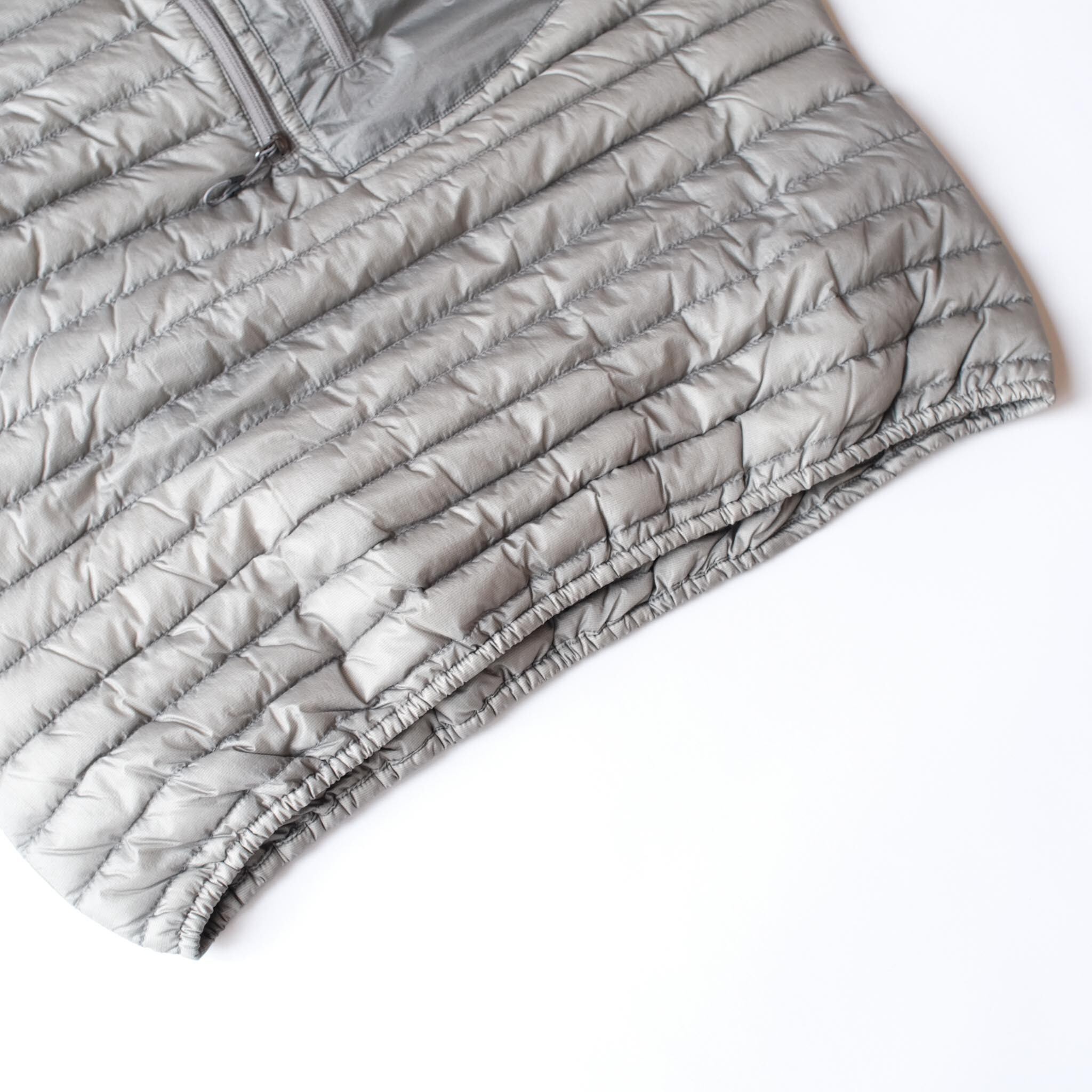 全体的にゆったりとしたデザインは着心地良く多用途に使える