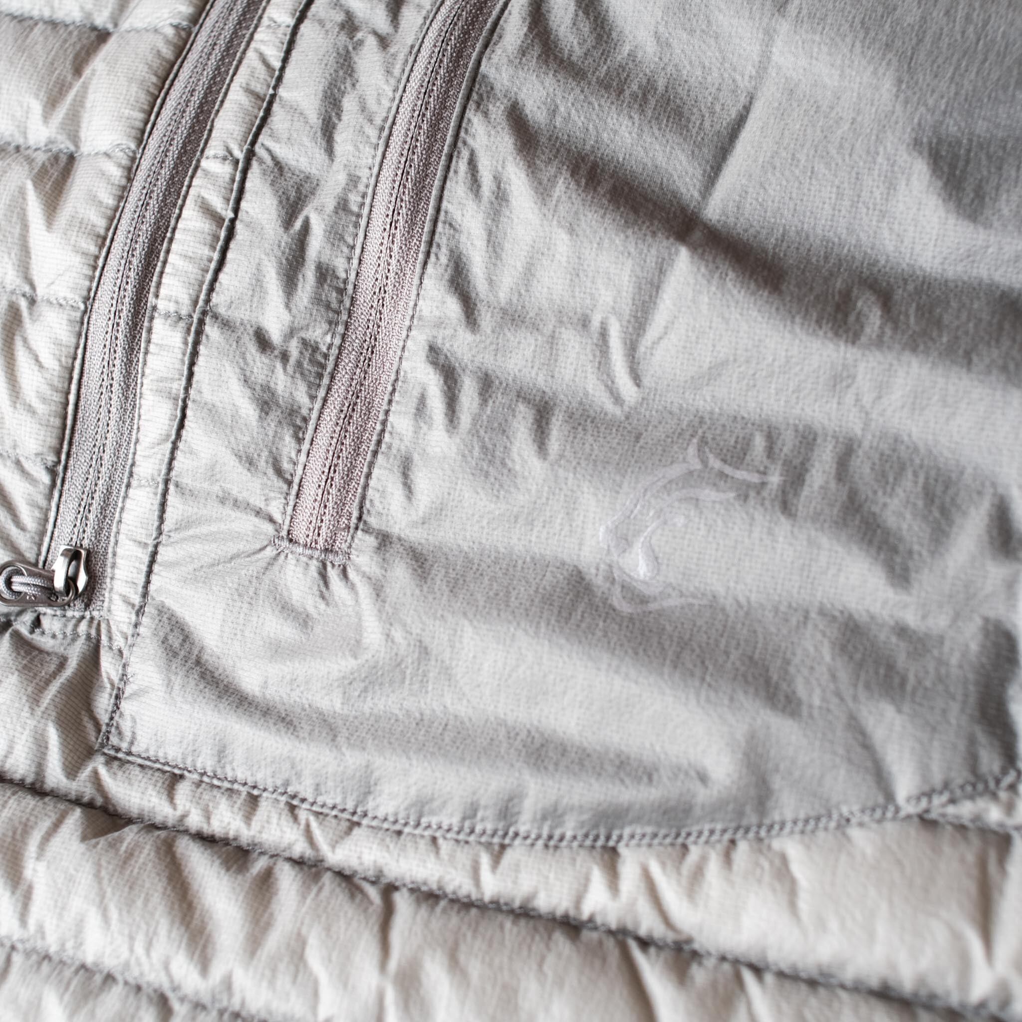 胸のマウンテンライオンと腕のブランドロゴはステルスカラーで◎