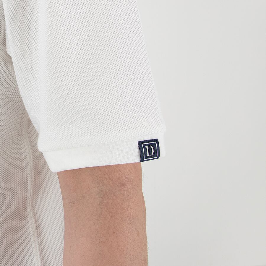 袖口にはブランド名の頭文字「D」のピスネーム