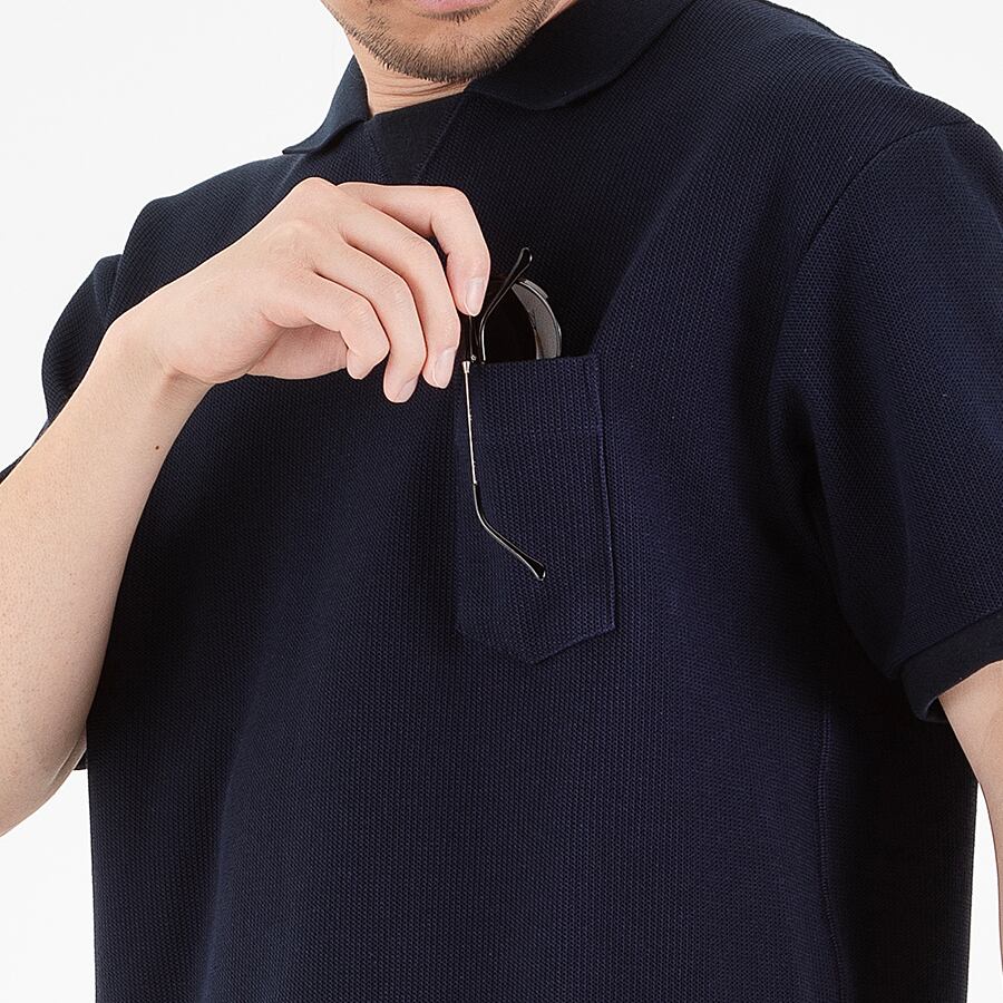 胸元のポケットは通称「サングラス ポケット」