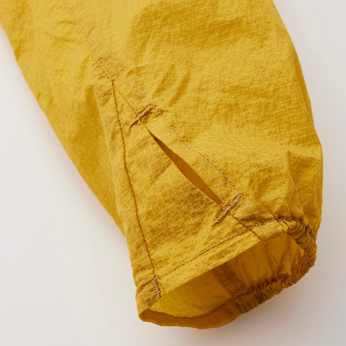 袖口にはサムアンカー。岩と擦れることを想定し、あえてストレッチ素材を使用していない。