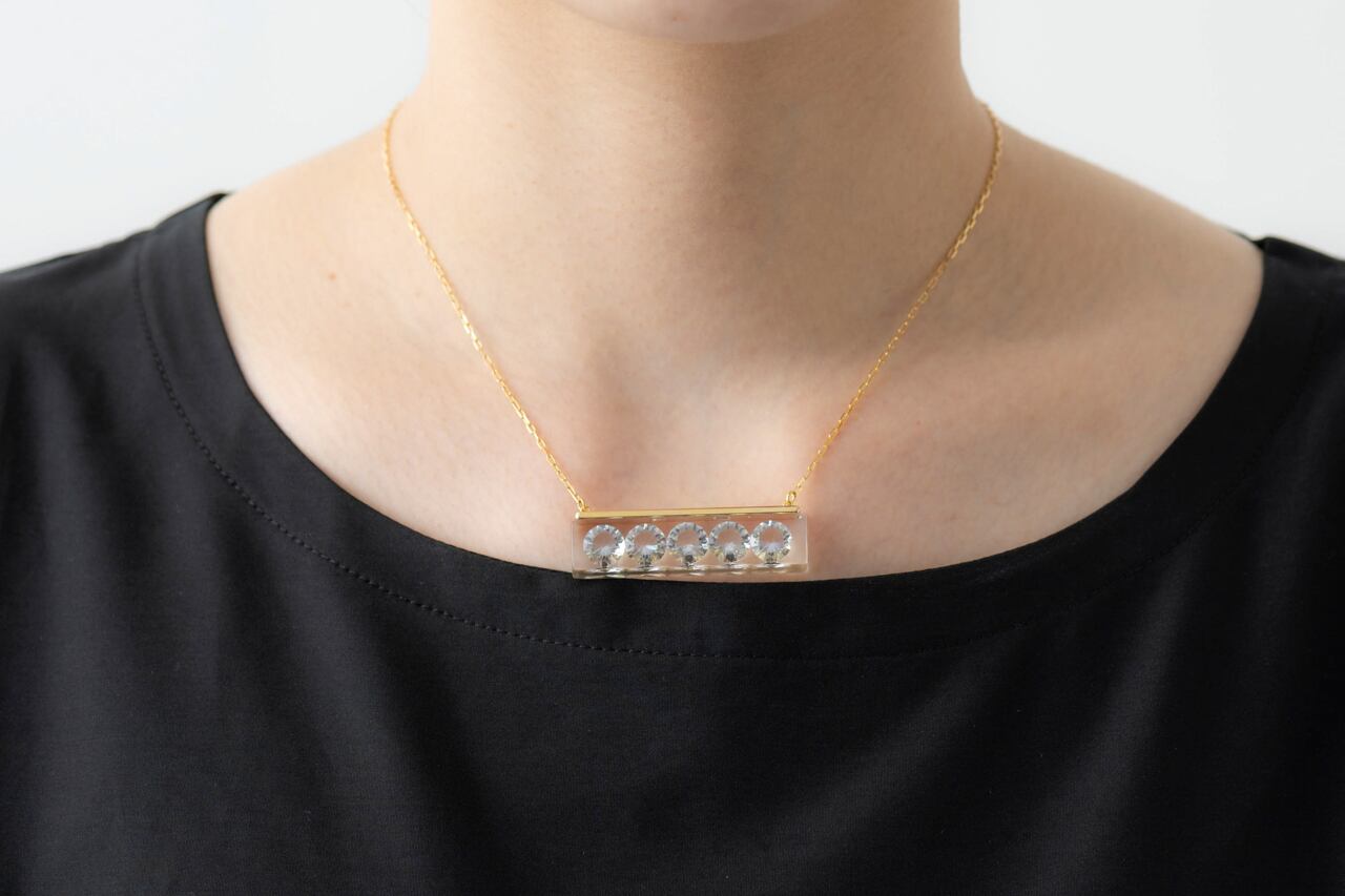 ゴールドを着用。一番長くして。