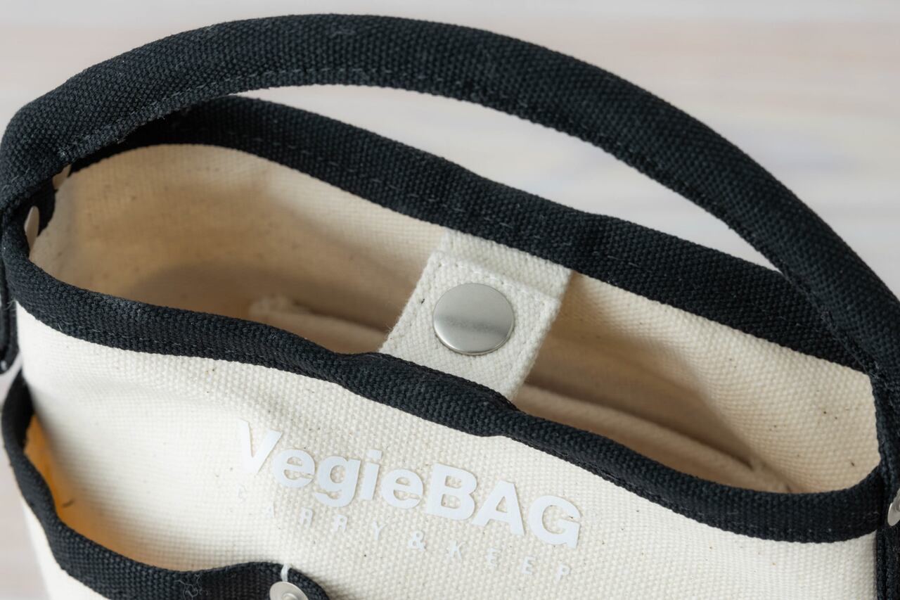 荷物が少ないときは、上側をボタンで留められます。　