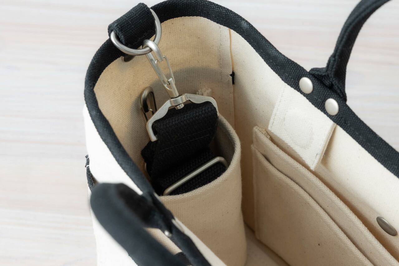 ストラップもサイドの内ポケットに収納可能！