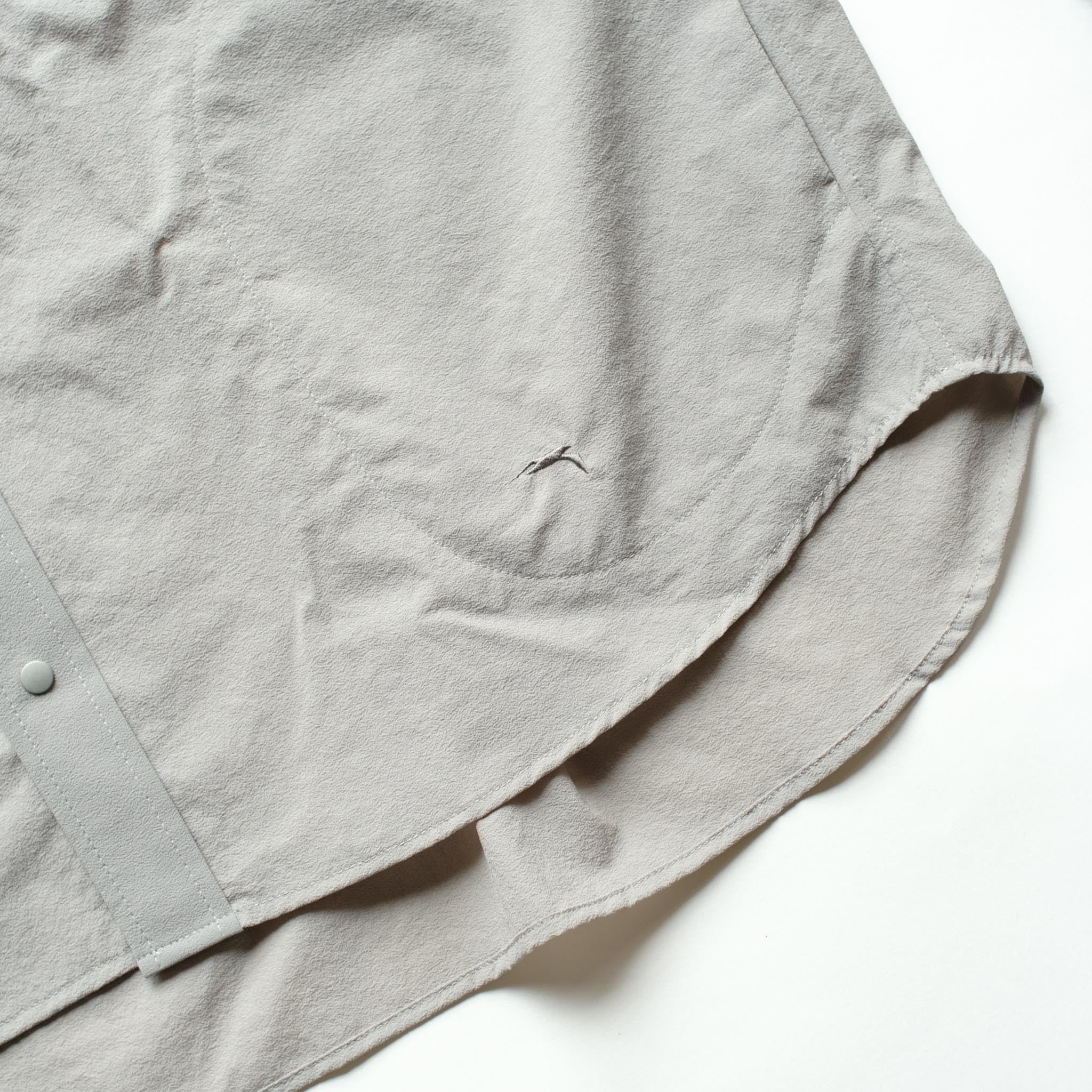 ロゴはシンプルな鳥の刺繍