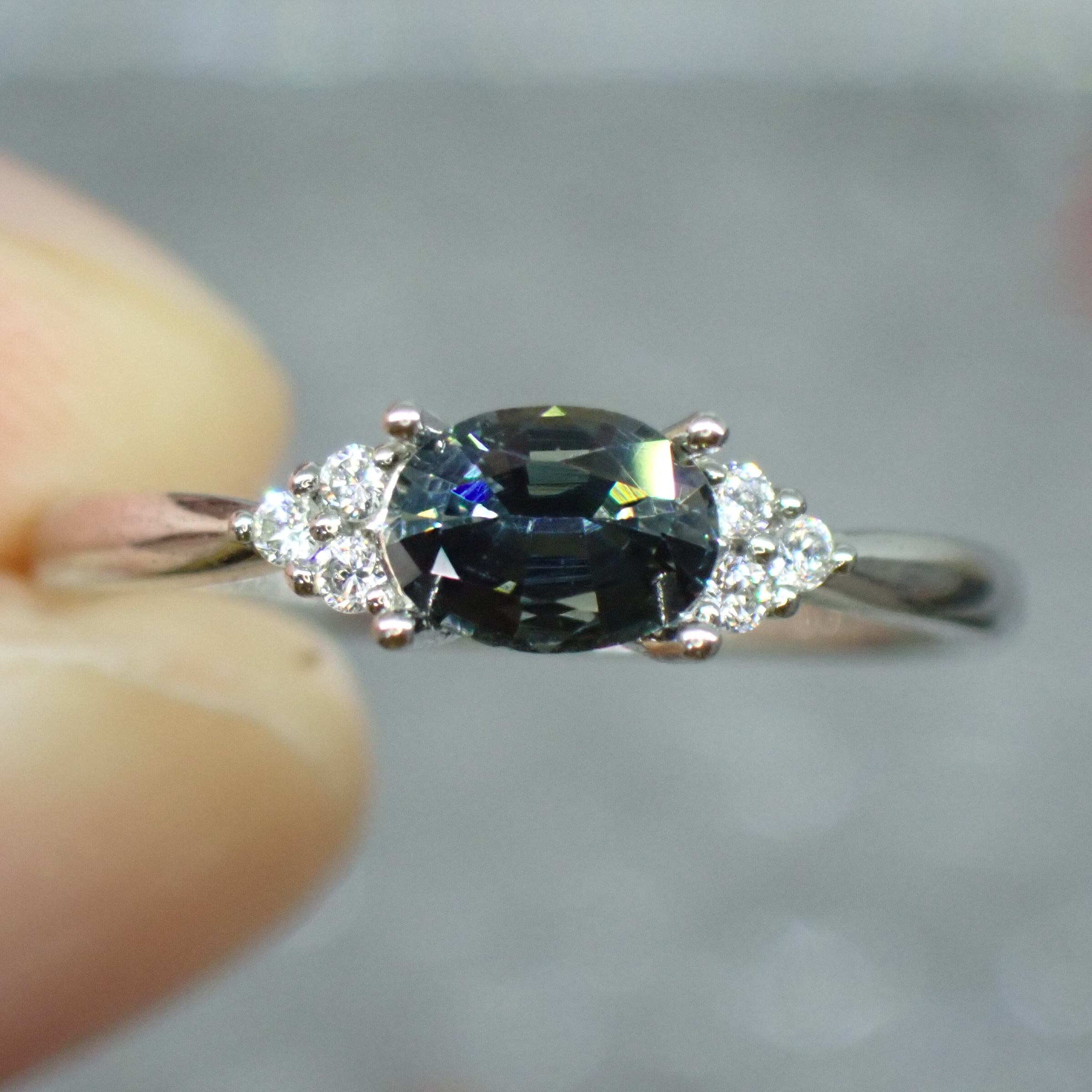 ケースから出すとよりブルーがわかります。ミステリアスな1石