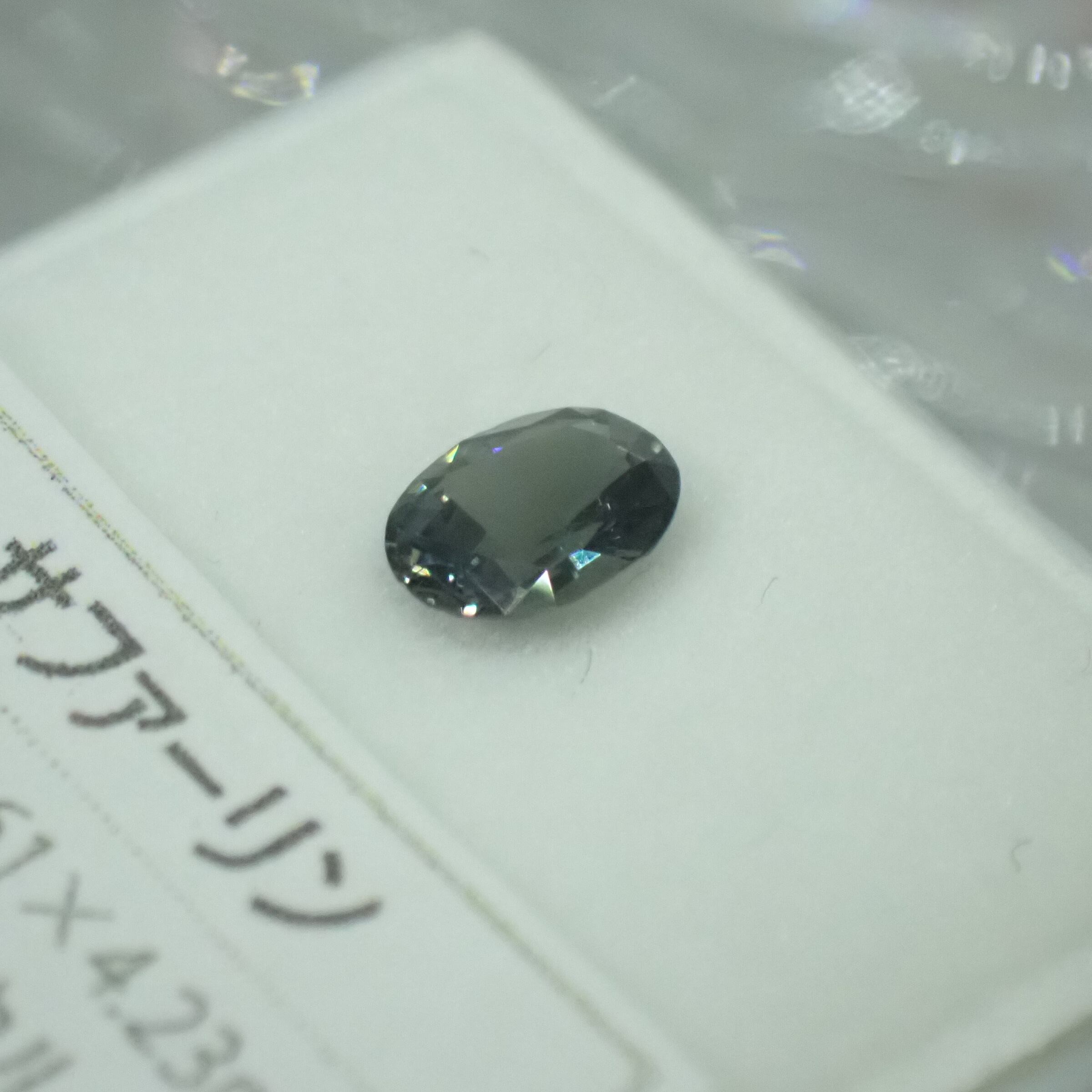 角度によってはイエローを感じるグレーカラーに見えます