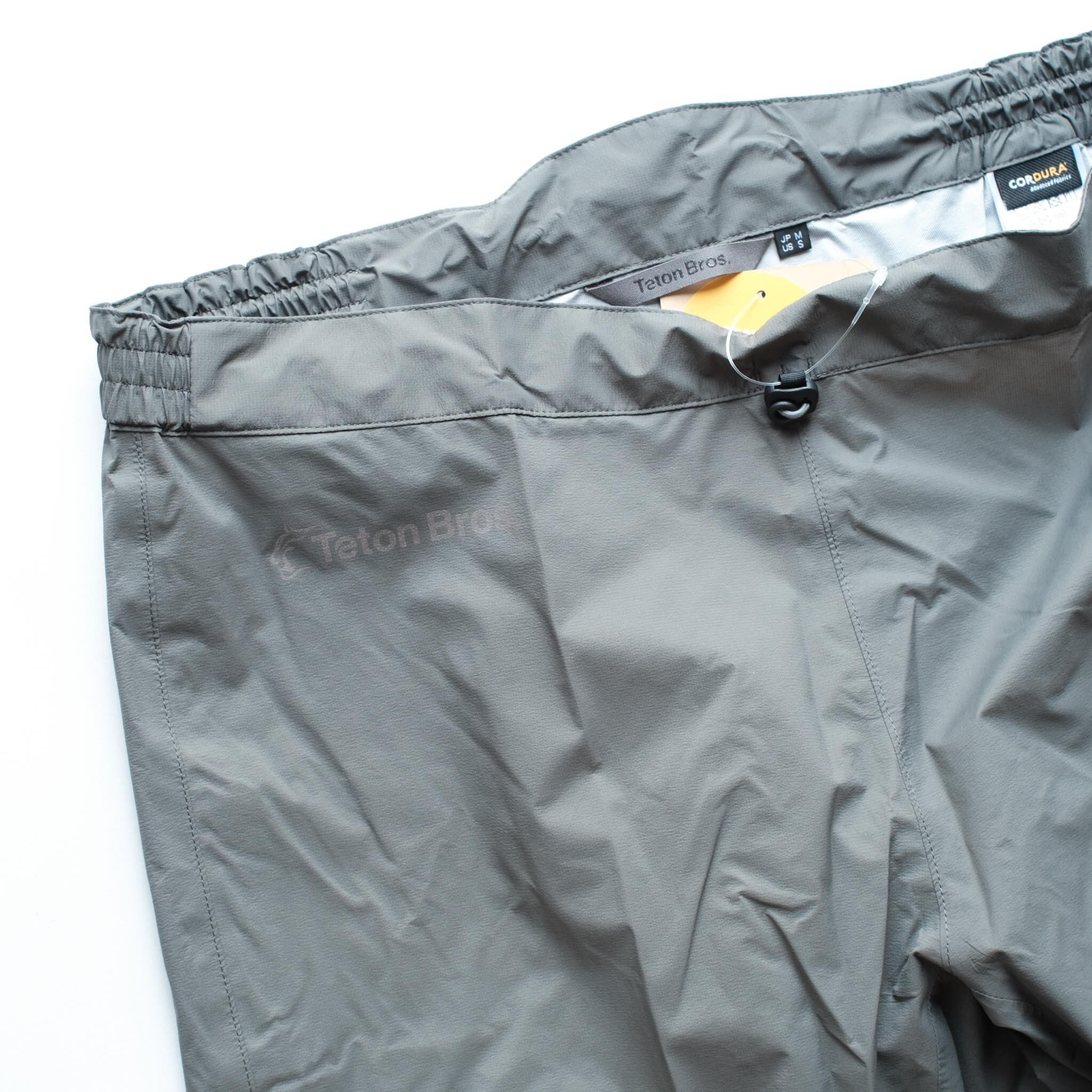 サイドと後部のゴムのギャザーでフィット感を高めつつ、中央のドローコードでウェスト幅を微調整可能。