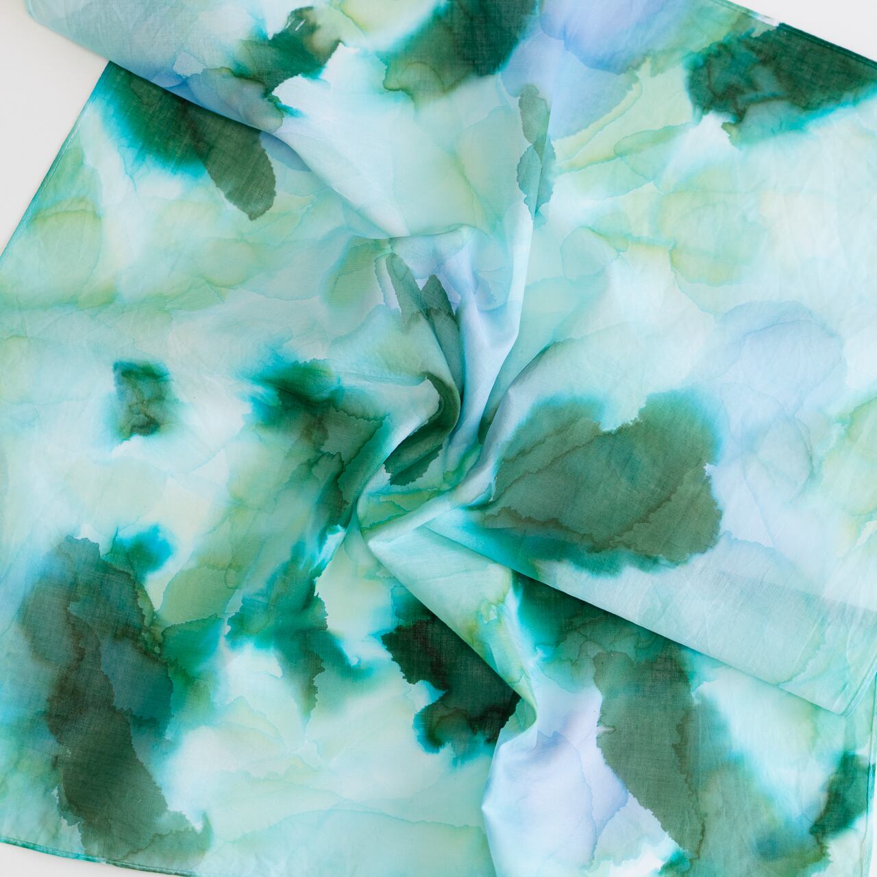 深みのあるグリーンと爽やかな水色やパープル