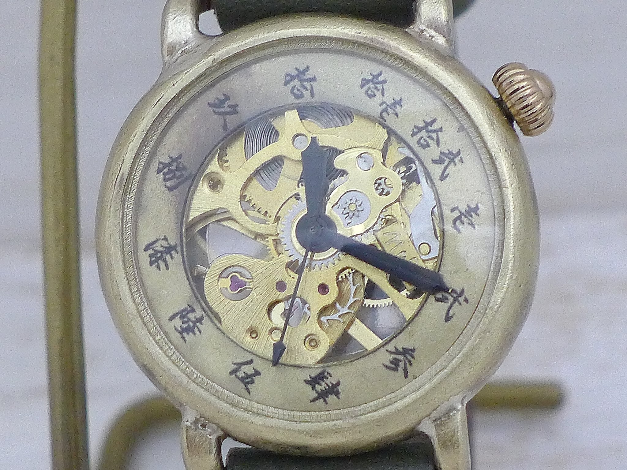 旧漢数字のインデックスと機械式ムーブメントがマッチしたモデル