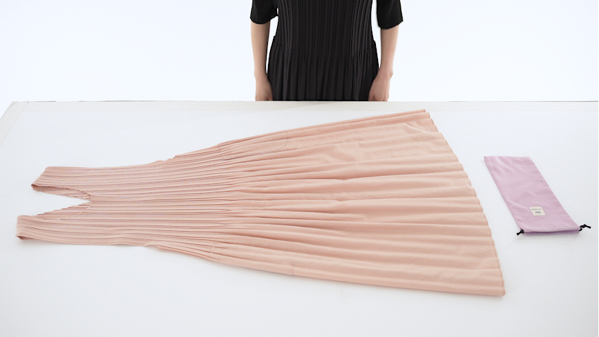 ※プリーツにそって縦にクルクルしたものを　2回程度折ってポーチに入れることもおすすめです。