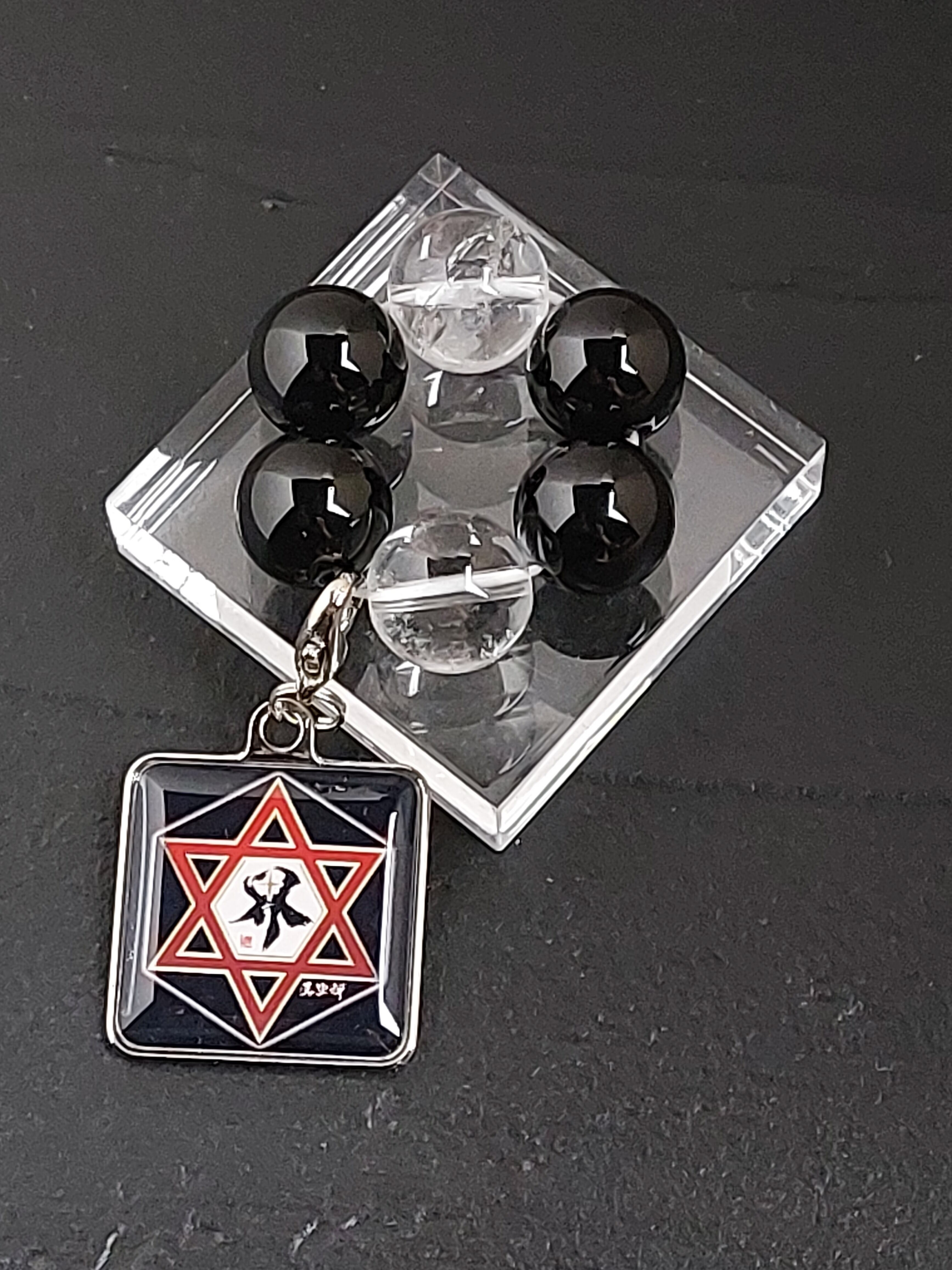 お守りを大切に持ち歩く、飾ることで、宇宙のエネルギーを取り込み幸運を引き寄せる力が強くなります。