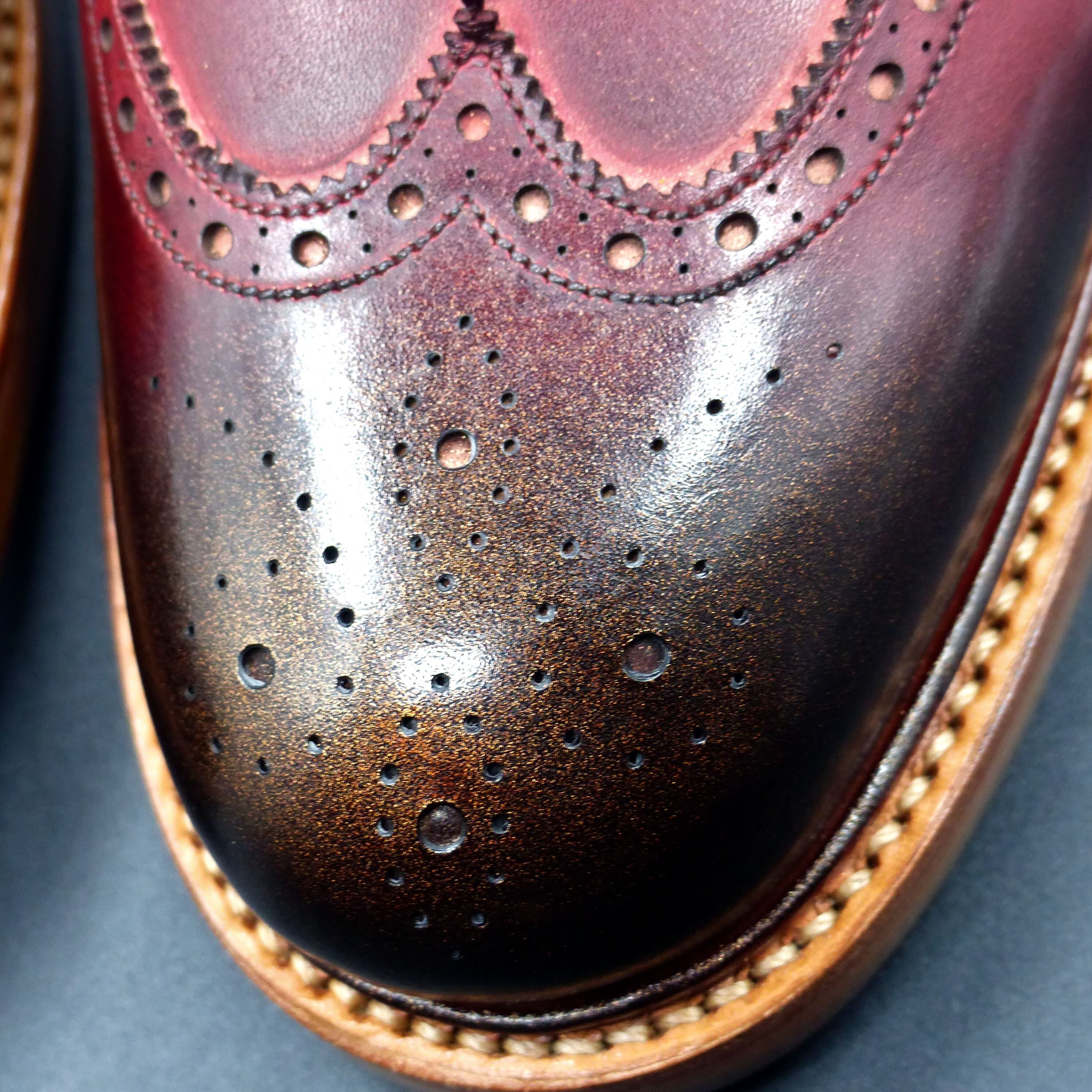 メッタリックゴールドがアクセント