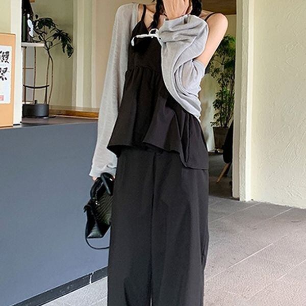 グレー