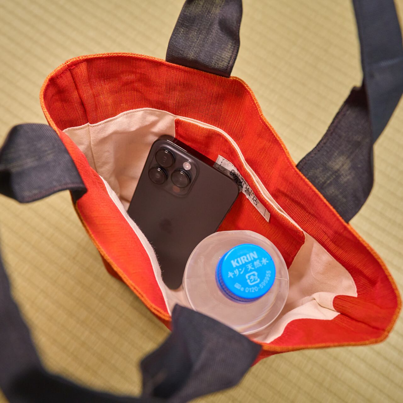 500ｍｌのペットボトルがすっぽり入ります。