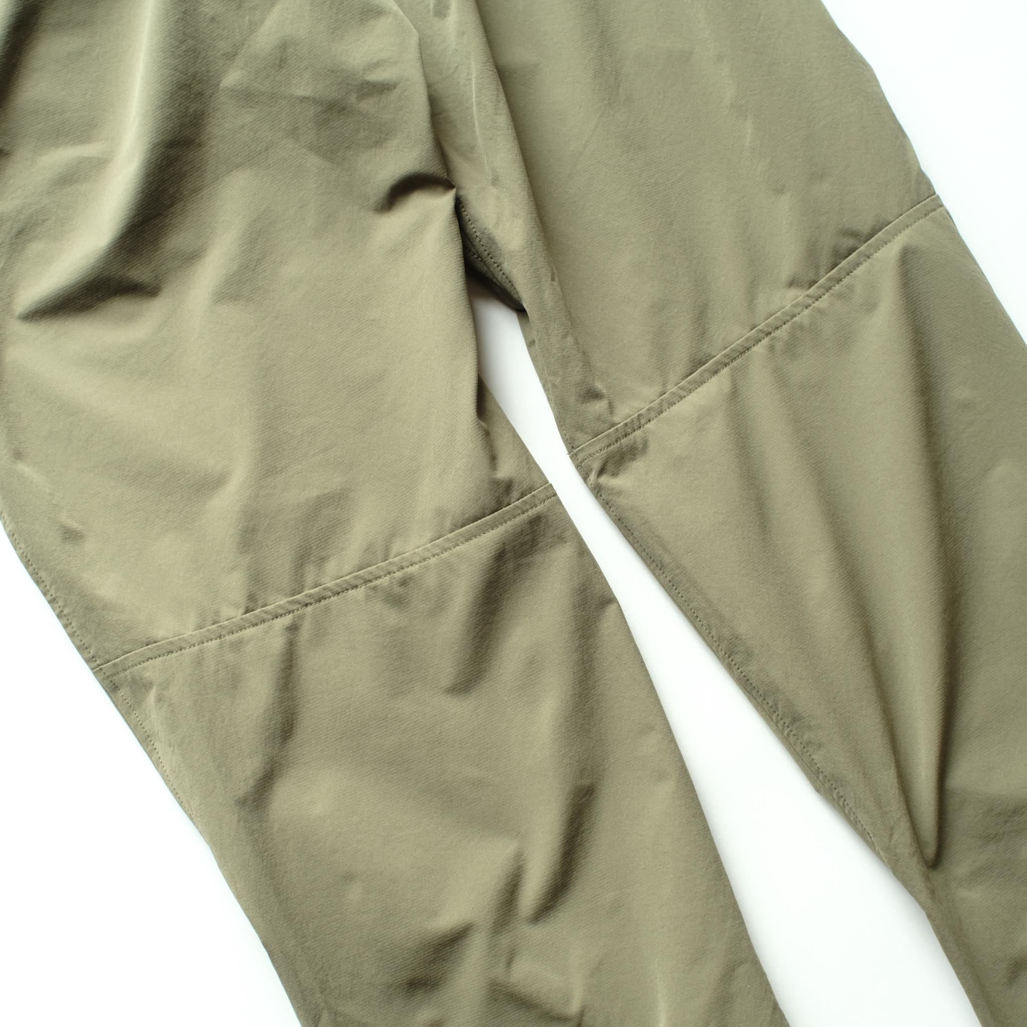 シンプルで自由な動きを可能にした膝周りののパターン