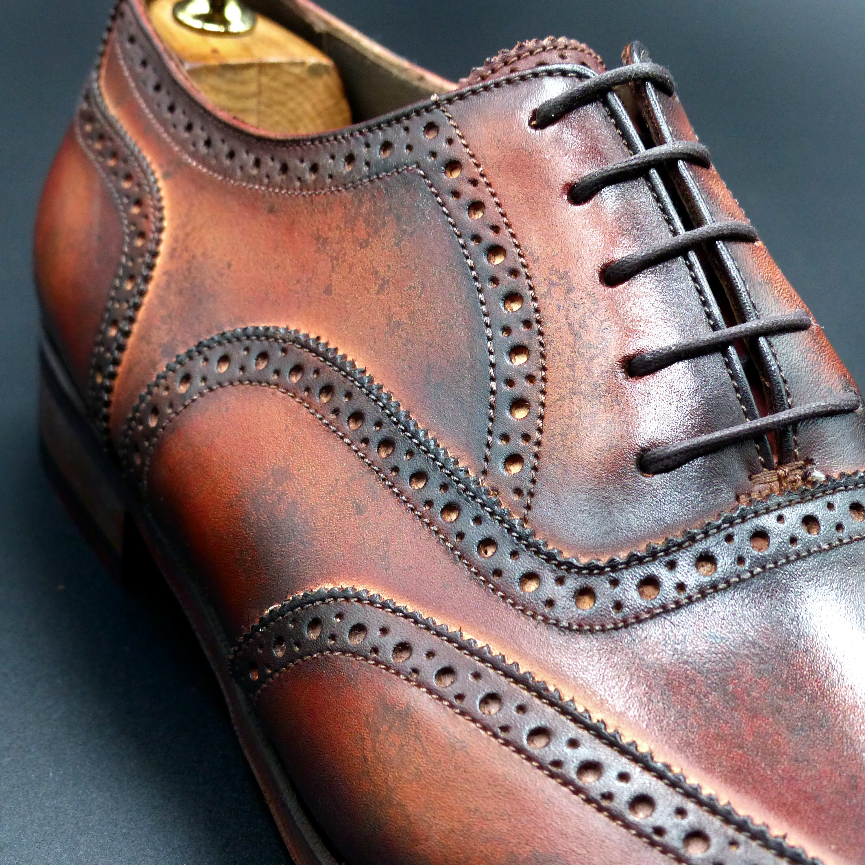 アンティーク感があふれる錆のような仕上げ