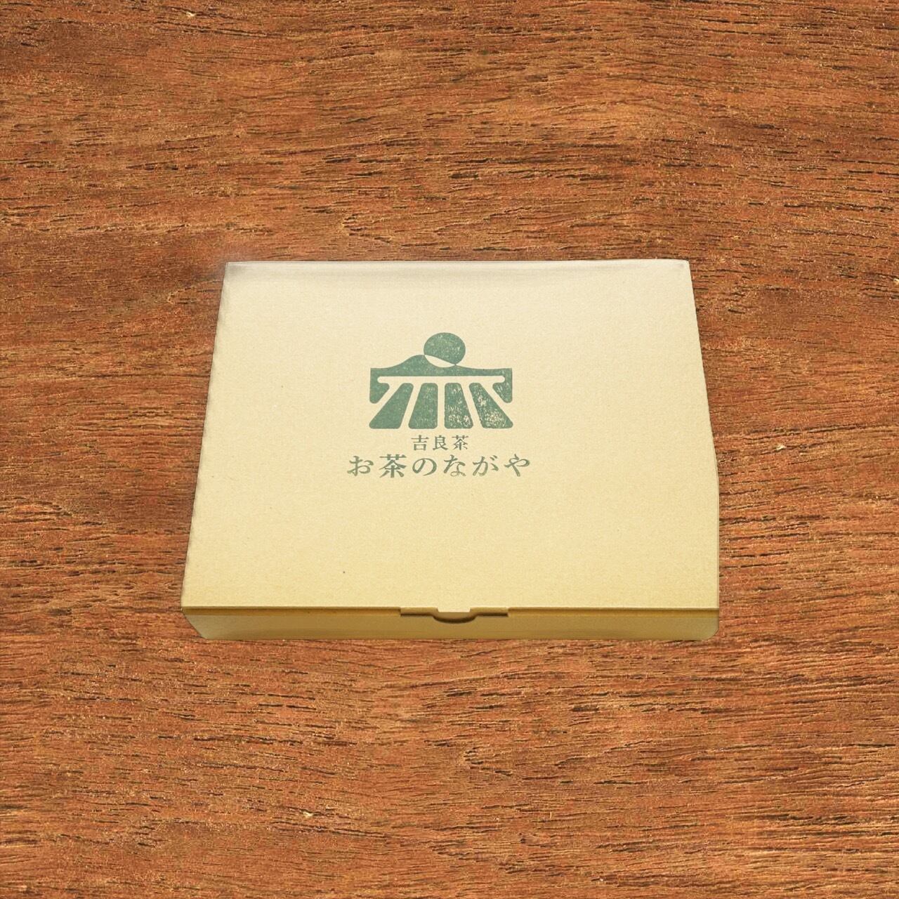 外装は素朴なクラフトロゴ入りになっております。