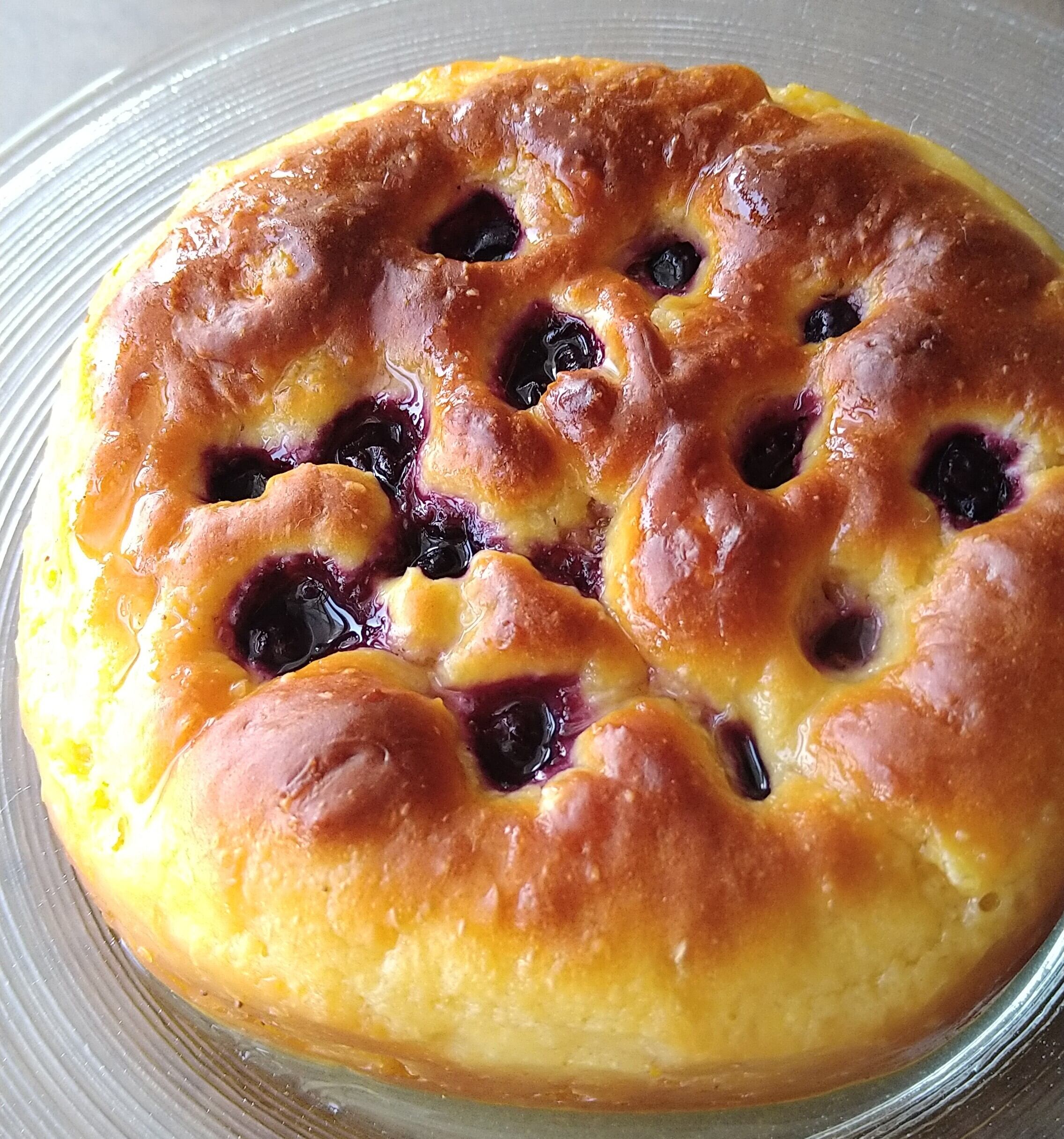 いっぱい焼き込まれたカシスの実。この写真にはないですが表面に刻みオレンジを散らし生地にも練り込みます