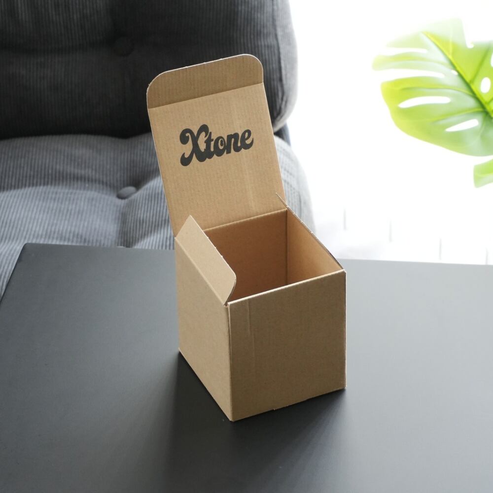 ロゴをスタンプしたボックス