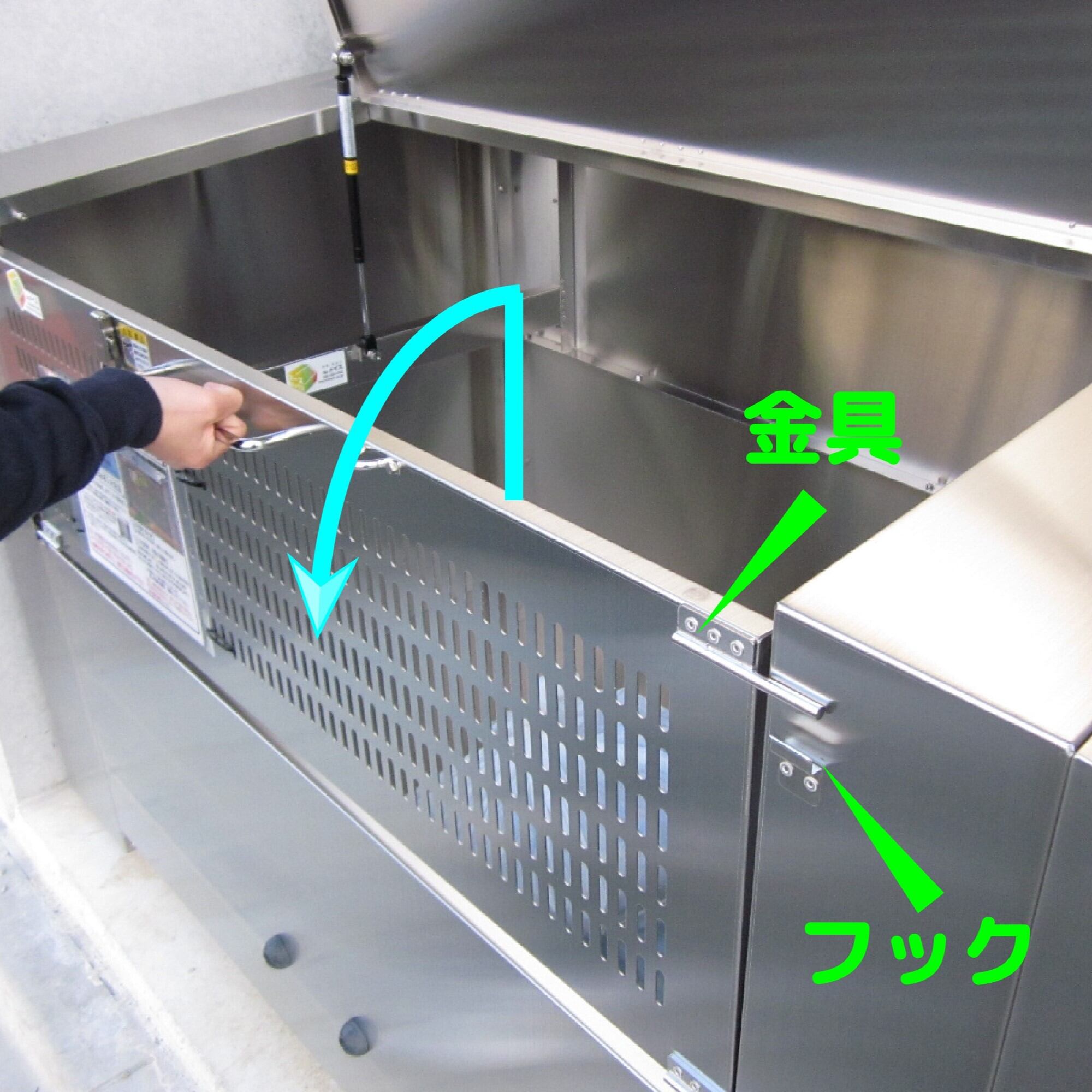 ゴミ回収時は正面上の扉を上に持ち上げ、手前に倒します。